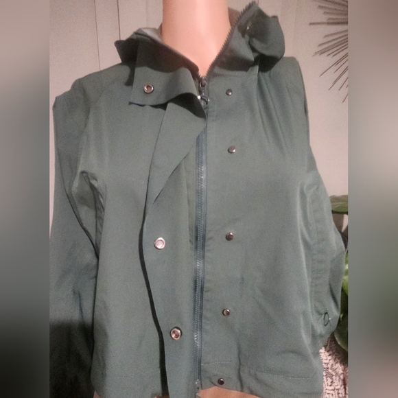 FABLETICS Cropped Hooded Jacket – Green | Lightweight Performance Layer. Small - Picture 14 of 16